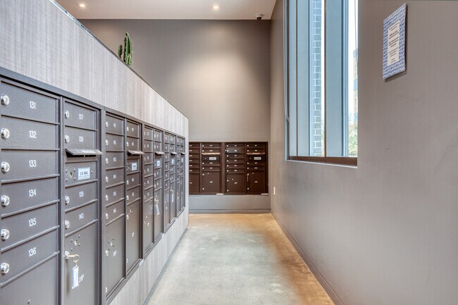 Building Photo - 985 Albion St