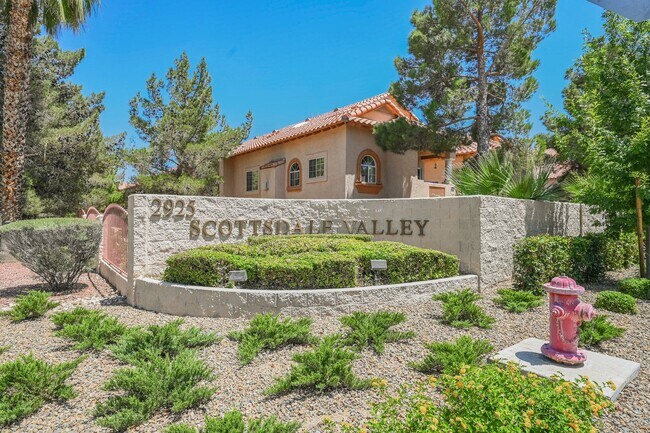 Building Photo - Gated Community townhome, with private garage
