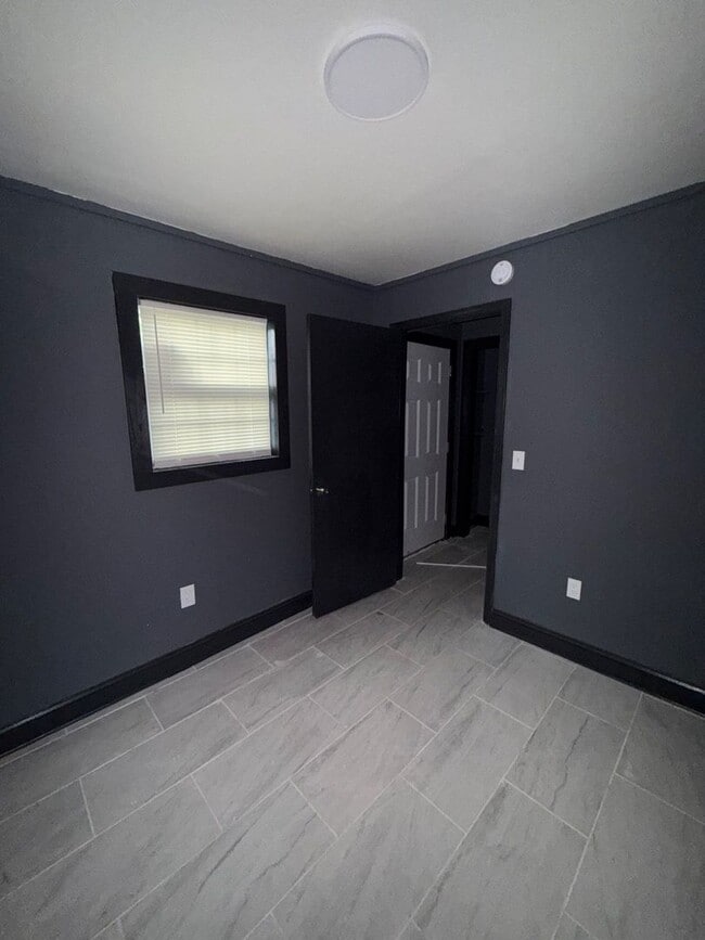 Building Photo - Fully Renovated 4BR Home in Highland Heights – Section 8 Welcome!