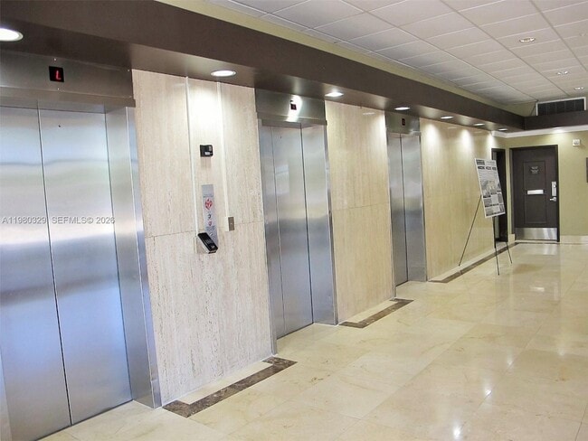 Building Photo - 400 Kings Point Dr