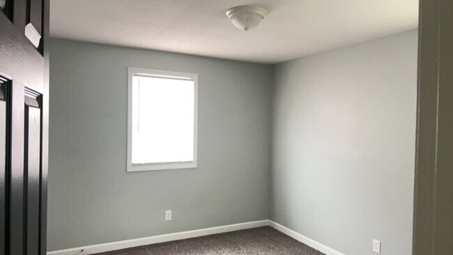 Building Photo - 3 bedroom 1.5 bathroom