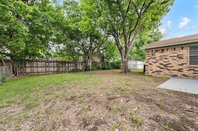 Building Photo - 6301 Sunnybrook Dr