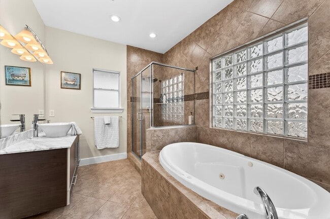 Building Photo - 3045 Clinton Dr