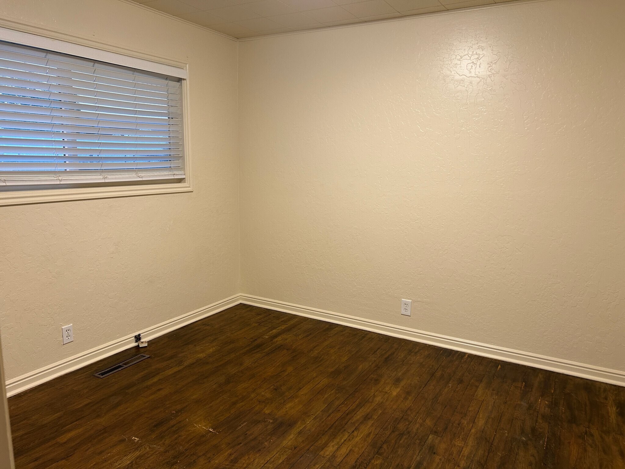 Building Photo - 205 500 E