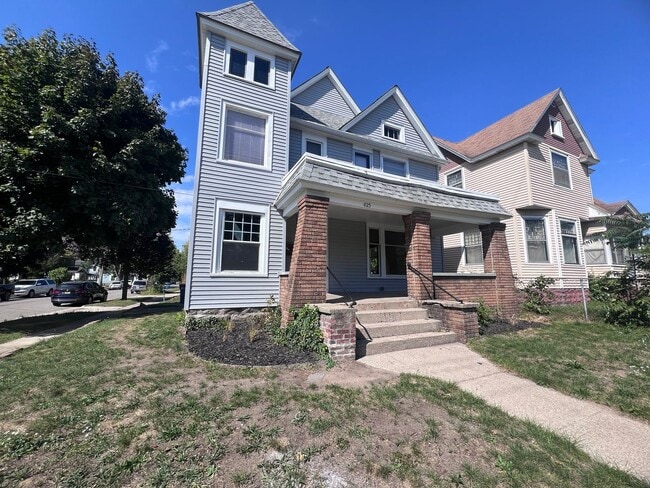 Building Photo - Spacious Four Bedroom Home Full of Character!