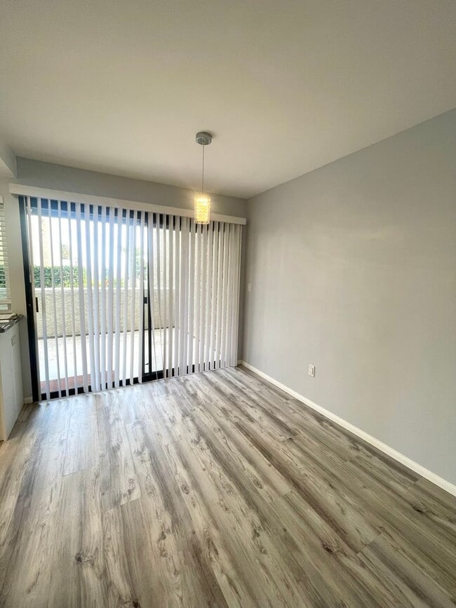 Building Photo - Del Mar Heights 1 br condo