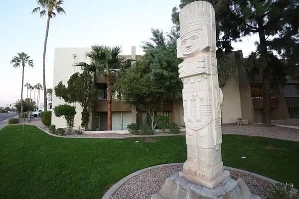 Building Photo - 7625 E Camelback Rd
