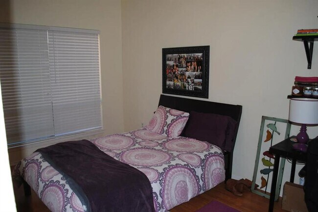 Building Photo - 806 W 24th St