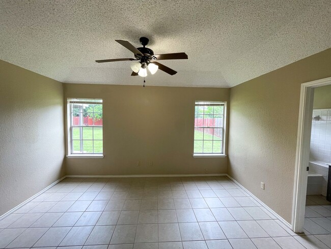 Building Photo - Spacious Living, Perfect Location!
