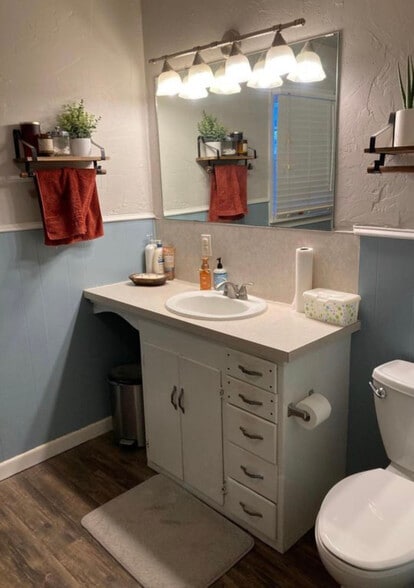 Hall bath - 1407 Travis Street