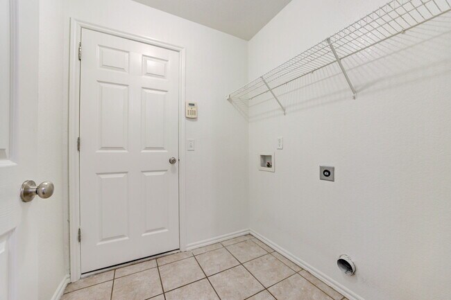 Building Photo - 2813 Edgemere Dr