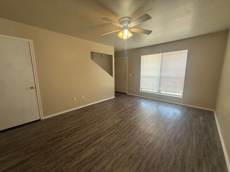 Building Photo - 4000 Doraine Ct