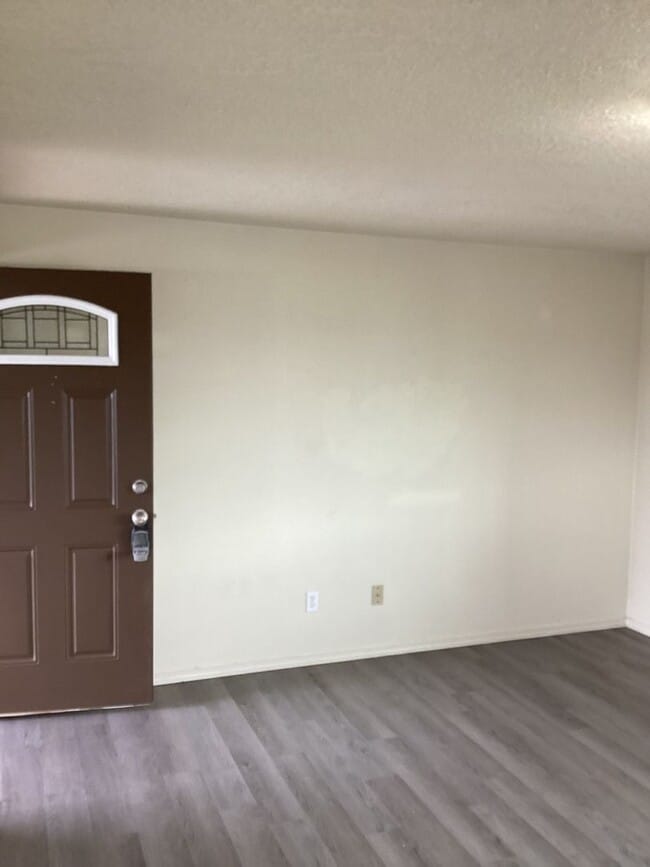 Building Photo - 2040-2040 NE Elk St