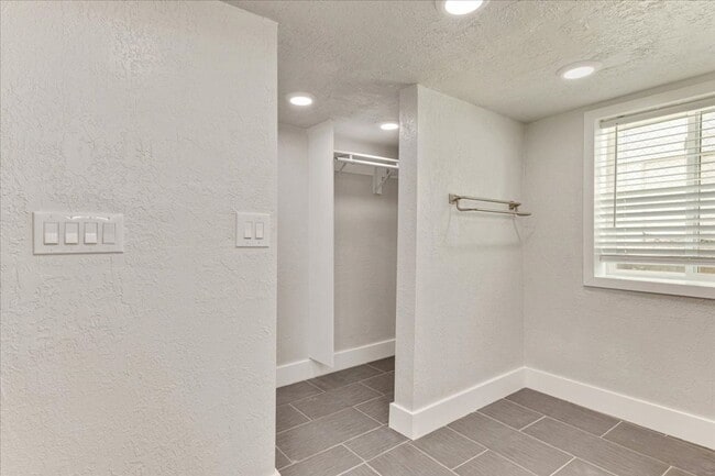 Building Photo - 672 S 200 W