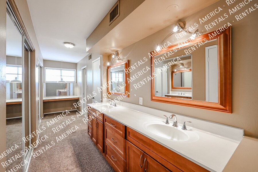 Building Photo - 4820 N Woodmere Fairway