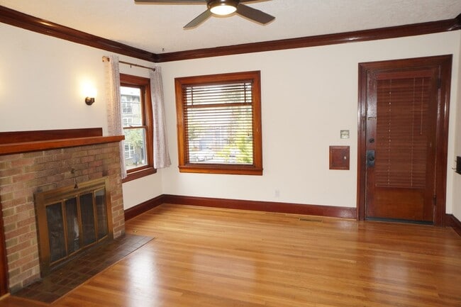 Building Photo - Amazing two bedroom sellwood beauty!