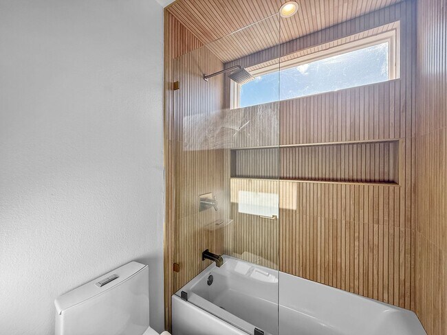 Building Photo - Stunning 4B/3BA House in Gated Community in Carlsbad!