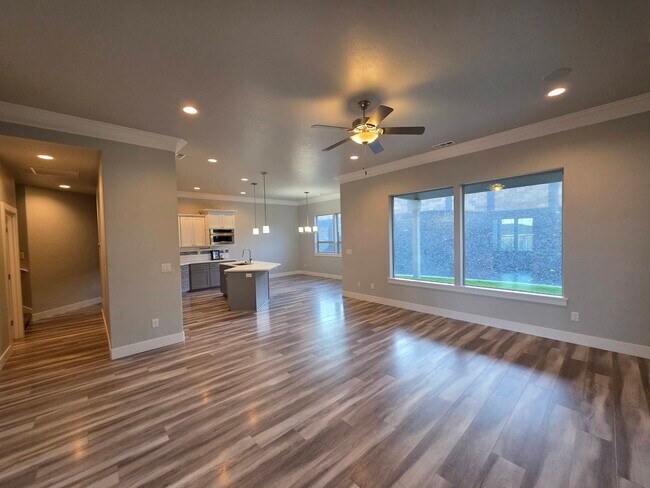 Building Photo - 584 Thebes St