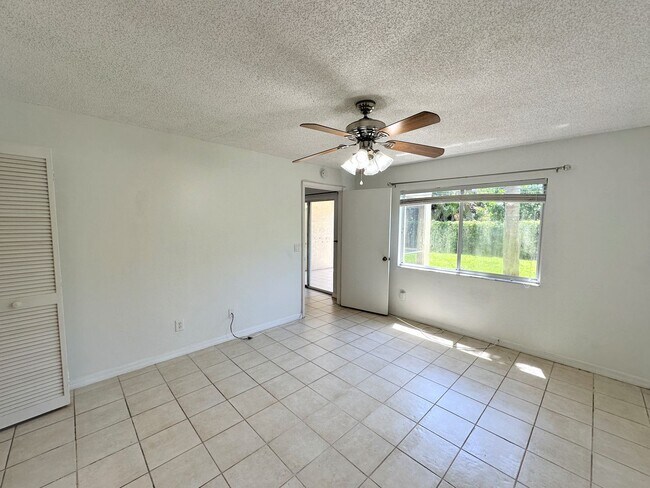 Building Photo - ** VILLAGES AT EMERALD LAKES ** 2 BED / 2 ...