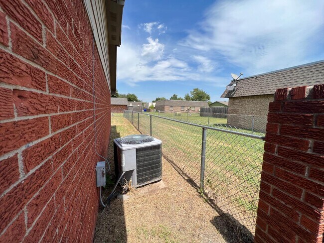 Building Photo - 121 Crawford Ct