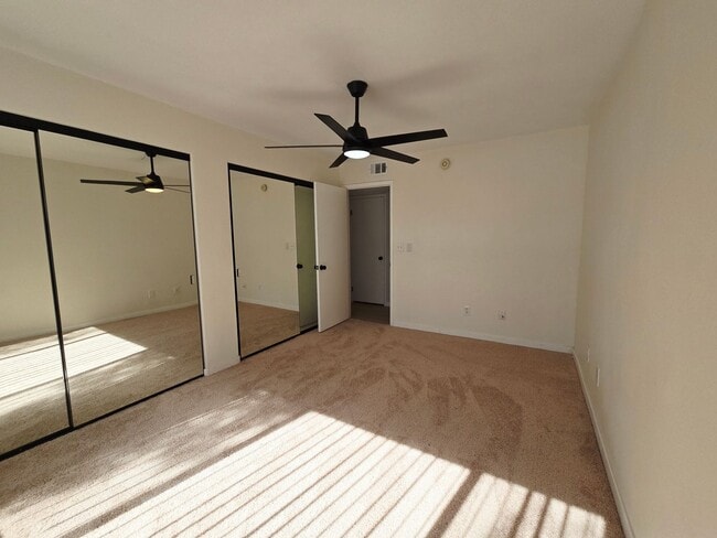 Building Photo - RENOVATED 2BD/2BA NEAR STRIP!