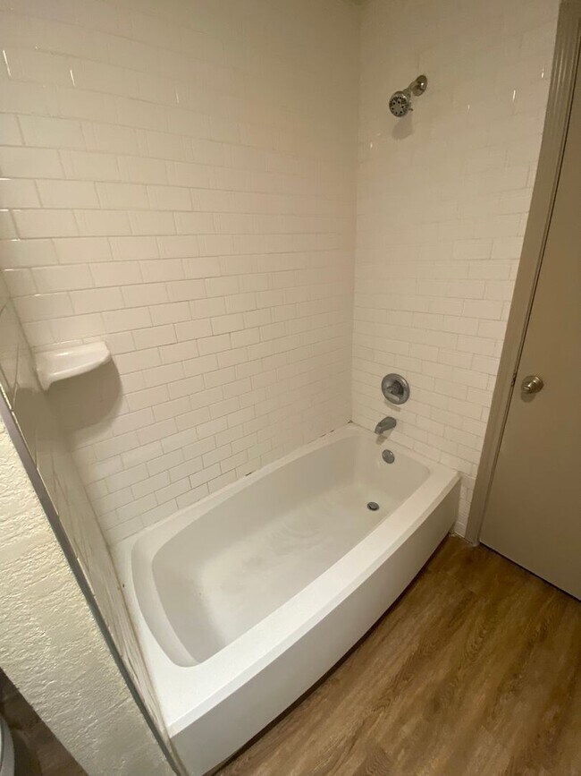 Building Photo - Duplex Convenient to South Loop 289