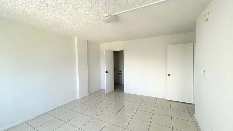 Building Photo - 2715 Tigertail Ave