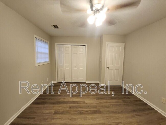 Building Photo - 2830 Knollview Dr