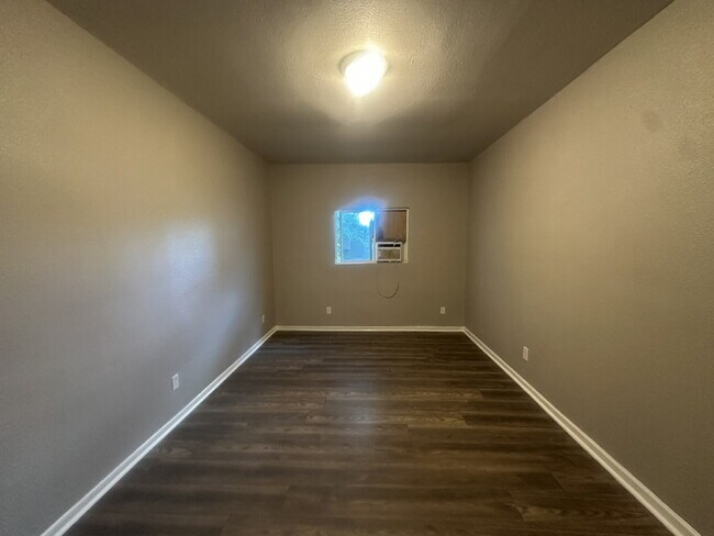 Building Photo - 2 Bedroom 1 bath apartment