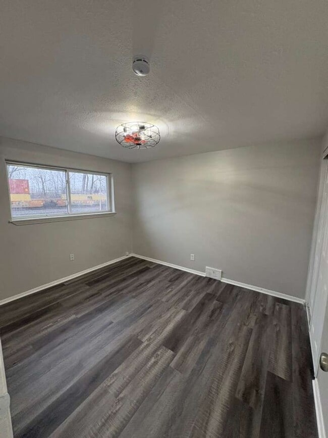 Building Photo - 5978 Glenway Dr