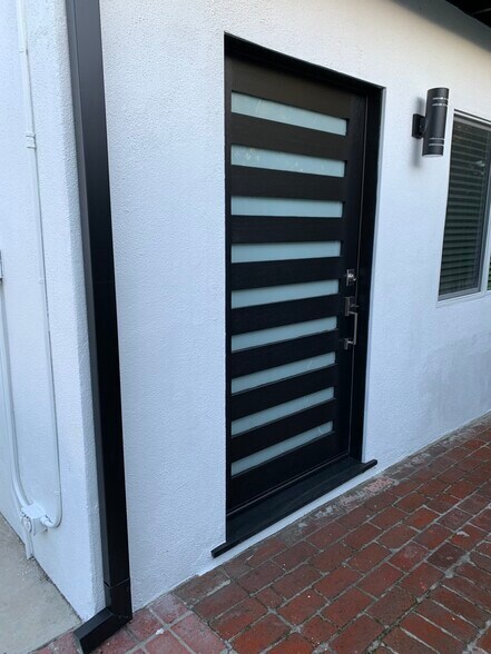 Entrance to living room. - 1102 Centinela Ave