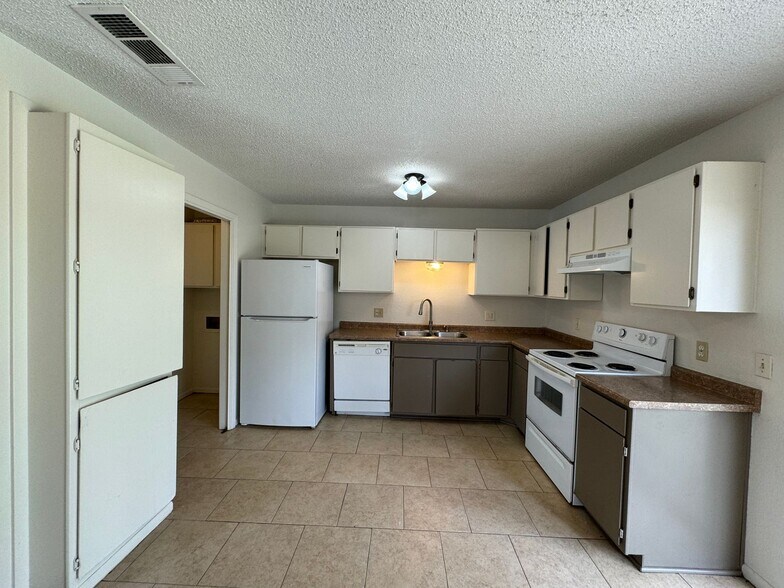 Building Photo - 2515 Bermuda Dr