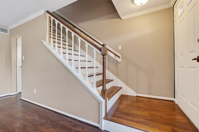 Building Photo - 10615 Briar Forest Dr