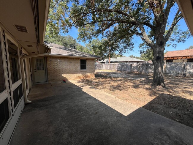 Building Photo - Spacious 1-Story Home with Two Primary Suites