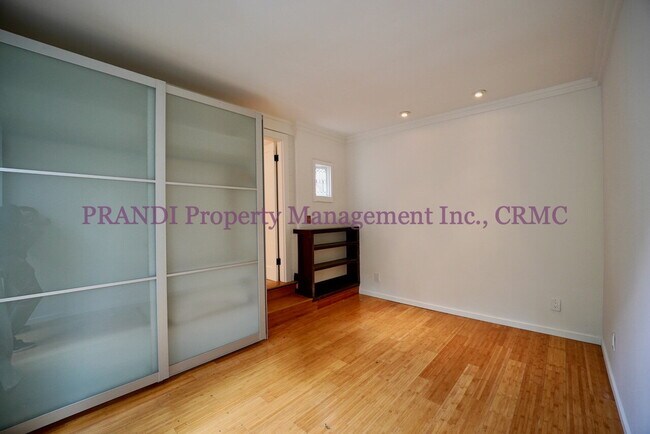 Building Photo - Bright, Stylish Fairfax Home with a Privat...