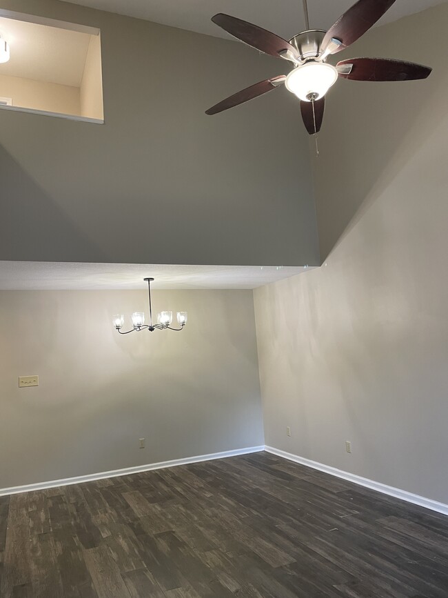 Building Photo - 1304 Goldleaf St