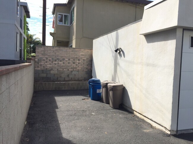 Building Photo - 521 Indiana St