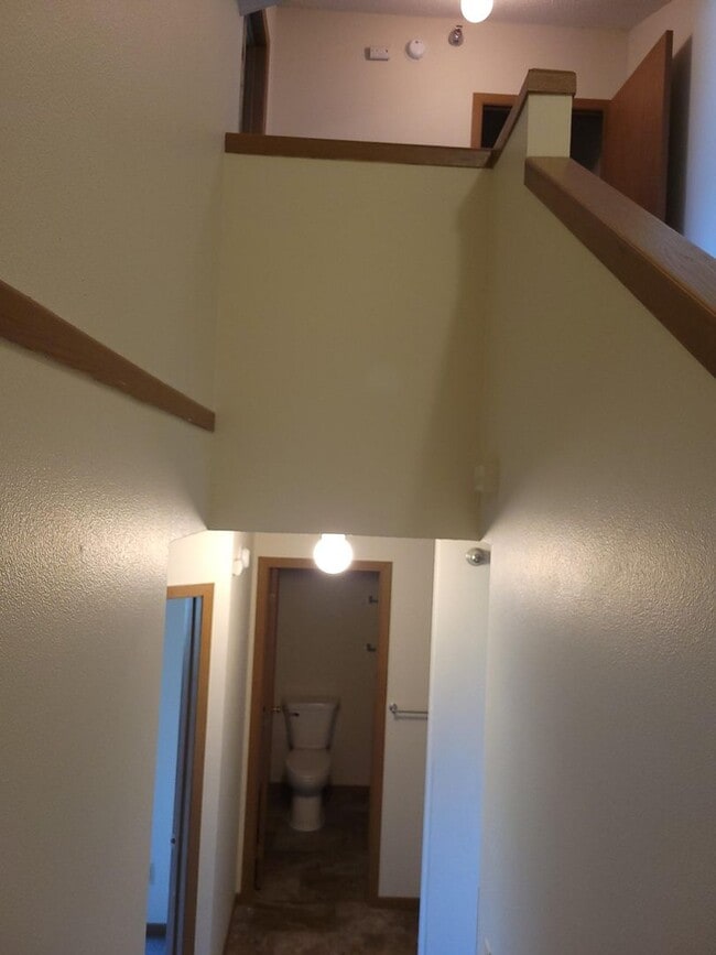 Building Photo - 5 bedroom 2 Bathroom 4 level townhome