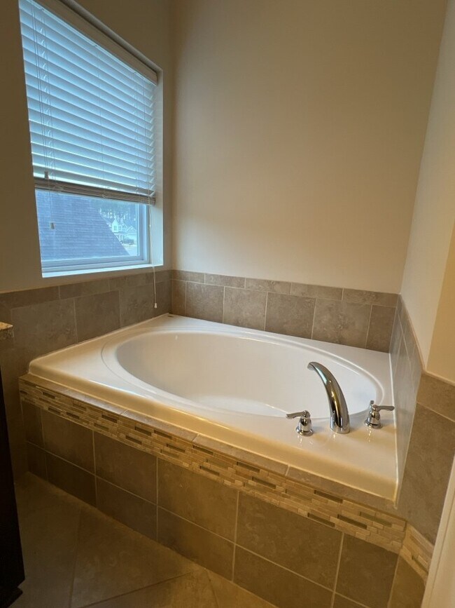 Building Photo - 579 Crossland Dr