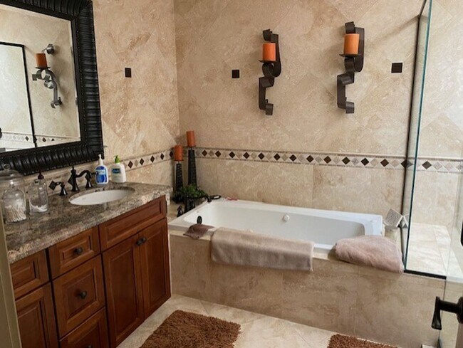 Building Photo - 3 Bedroom Condo for rent in Palm Desert, CA