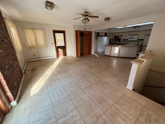 Building Photo - Spacious 3 Bedroom Home Available Septembe...