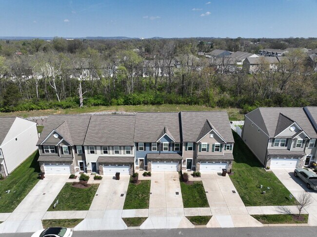 Building Photo - Updated Gallatin Townhome | 3BR + Garage, W/D Included