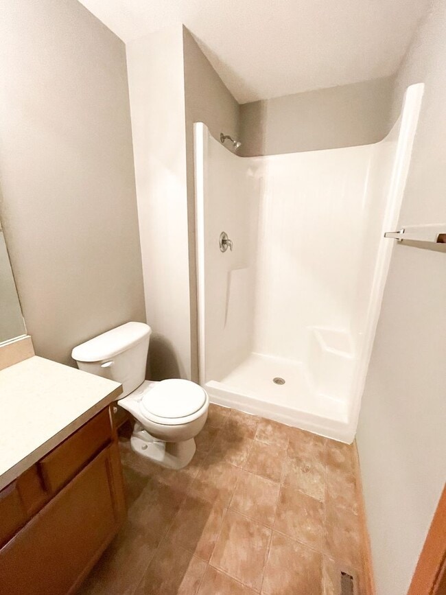 Building Photo - 3 Bedroom & 3 Bathroom Townhouse for Rent!