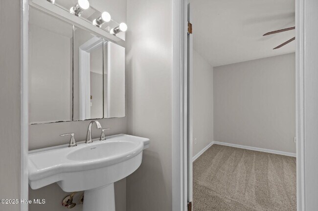 Building Photo - Nice 3 Bedroom Home -2503 Country Club Rd.