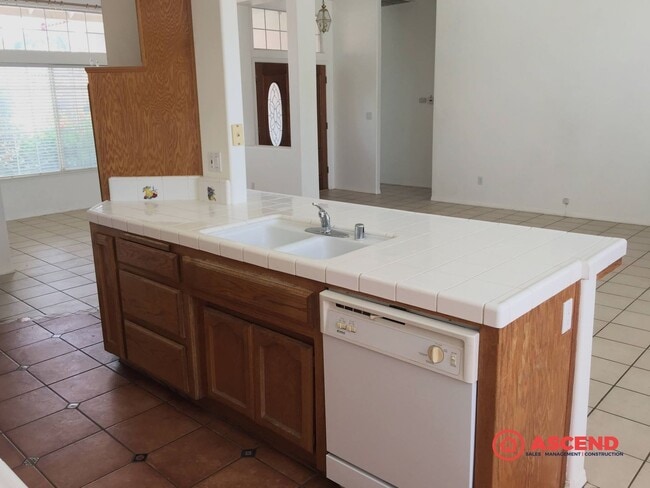 Building Photo - Phenomenal Home Located Off Brimhall and Renfro!