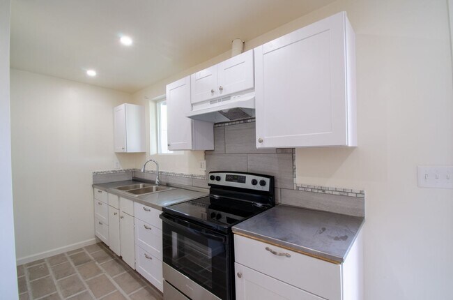 Building Photo - Newly Remodeled Home Near University of Arizona!