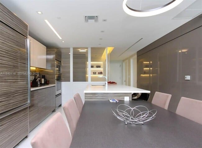 Building Photo - 460 NE 28th St