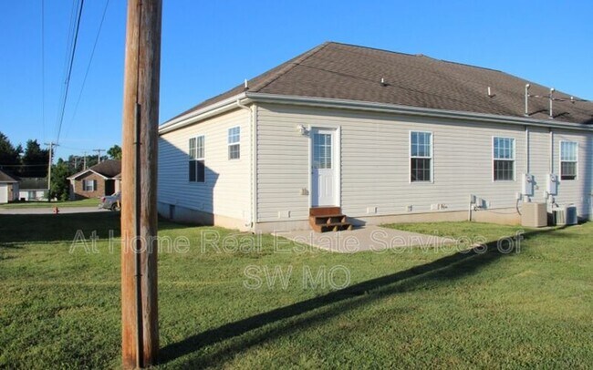 Building Photo - 305 Excalibur Ct