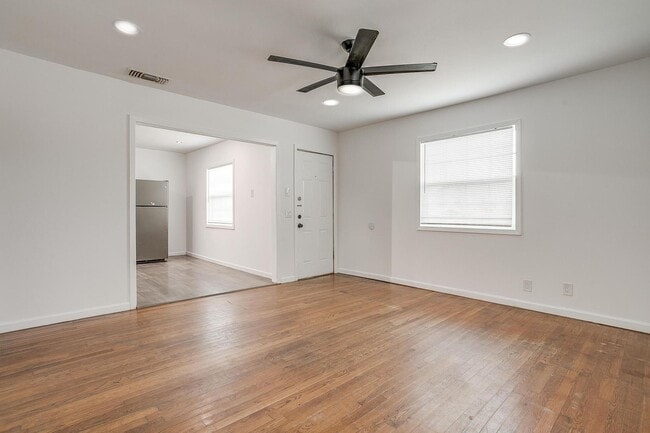 Building Photo - Amazing 2 Bed- 1 Bath Home in West Fort Wo...