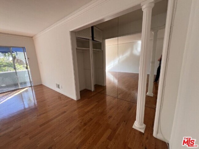 Building Photo - 1323 N Olive Dr